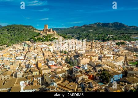 Luftbild der Burg Biar in der Provinz Valencia Spanien mit Donjon über der Stadt und konzentrischen Wänden, die mit halbrunden Türmen verstärkt wurden Stockfoto