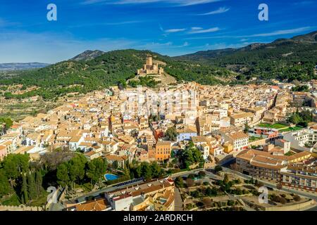 Luftbild der Burg Biar in der Provinz Valencia Spanien mit Donjon über der Stadt und konzentrischen Wänden, die mit halbrunden Türmen verstärkt wurden Stockfoto