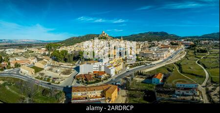 Luftbild der Burg Biar in der Provinz Valencia Spanien mit Donjon über der Stadt und konzentrischen Wänden, die mit halbrunden Türmen verstärkt wurden Stockfoto