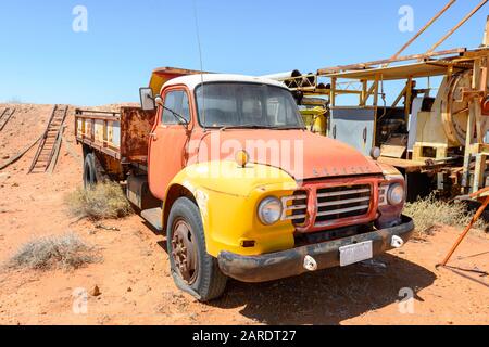 Ein alter Bedford-Truck, der für den Bergbau in der Opalgräberstadt Andamooka, South Australia, Australien, verwendet wird Stockfoto