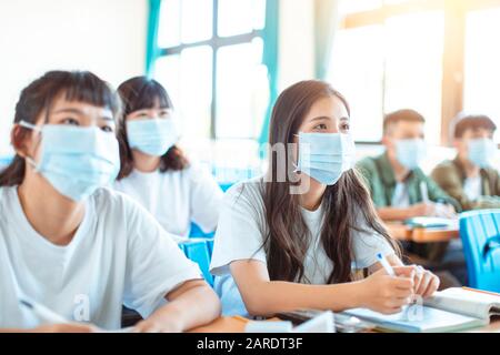 Teilnehmer, die Schutzmaske tragen, um Keim, Virus und PM 2,5 Mikron im Klassenzimmer zu verhindern Stockfoto