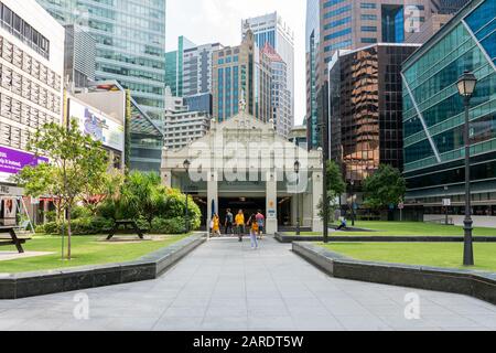 Singapur, Singapur - 26. Januar 2020: Raffles Place MRT Station ikonischer Eingang im Singapore Central Business District Stockfoto