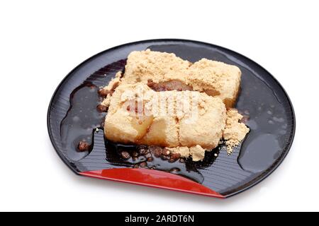 Japanische traditionelle Süßwaren, Shingen-Mochi-Süßigkeiten auf weißem Hintergrund Stockfoto