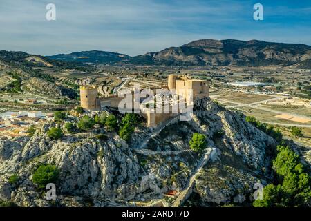 Luftbild der Burg Castalla in der Provinz Valencia Spanien mit Donjon, der über die Stadt ragt, und einem Innenhof, der mit einem runden Turm an einer Sonne verstärkt wurde Stockfoto