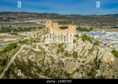 Luftbild der Burg Castalla in der Provinz Valencia Spanien mit Donjon, der über die Stadt ragt, und einem Innenhof, der mit einem runden Turm an einer Sonne verstärkt wurde Stockfoto