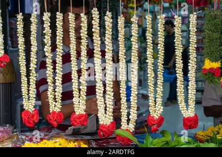 Singapur, Singapur - 22. Januar 2020: Blumenstall, der Girlanden für Tempelangebote im Little India Tempel verkauft Stockfoto