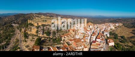 Luftaufnahme der Burg Cervera del Maestre mit dem zerstörten, ausgegrabenen inneren Gebäude bleibt von einer teilweise restaurierten Außenmauer arabischen Ursprungs umgeben Stockfoto