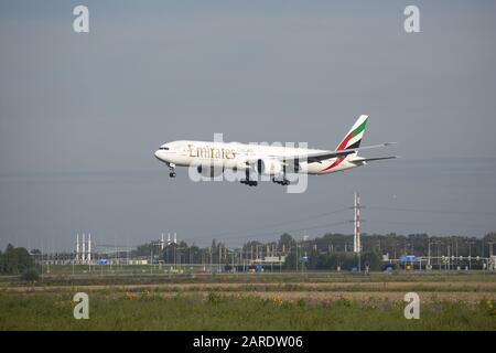 Amsterdam, Niederlande. Januar 2020. Emirates, Boeing 777-300er Verkehrsflugzeug landet auf dem Amsterdamer Flughafen Schiphol AMS in den Niederlanden. Die Fluggesellschaft mit Sitz in Dubai, UAE B777, ist ein Großraumflugzeug mit der Registrierung A6-EBM und 2x großen GE90-Strahltriebwerken. Kredit: Nik Oiko/SOPA Images/ZUMA Wire/Alamy Live News Stockfoto