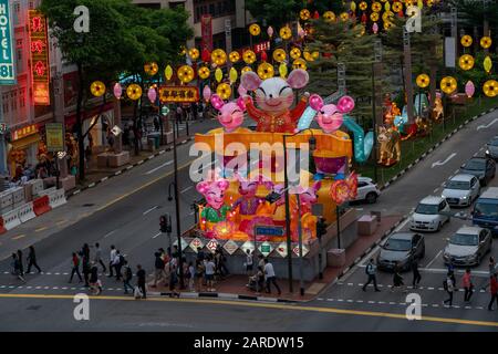 Singapur, der 13. Januar 2020: Installationen in Chinatown, die das Jahr der Ratte darstellen, bauen für das chinesische Neujahr 2020 auf. Stockfoto