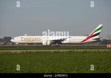 Amsterdam, Niederlande. Januar 2020. Emirates, Boeing 777-300er Verkehrsflugzeug landet auf dem Amsterdamer Flughafen Schiphol AMS in den Niederlanden. Die Fluggesellschaft mit Sitz in Dubai, UAE B777, ist ein Großraumflugzeug mit der Registrierung A6-EBM und 2x großen GE90-Strahltriebwerken. Kredit: Nik Oiko/SOPA Images/ZUMA Wire/Alamy Live News Stockfoto