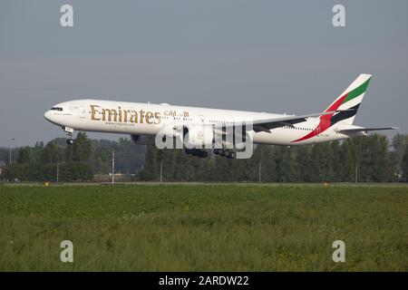 Amsterdam, Niederlande. Januar 2020. Emirates, Boeing 777-300er Verkehrsflugzeug landet auf dem Amsterdamer Flughafen Schiphol AMS in den Niederlanden. Die Fluggesellschaft mit Sitz in Dubai, UAE B777, ist ein Großraumflugzeug mit der Registrierung A6-EBM und 2x großen GE90-Strahltriebwerken. Kredit: Nik Oiko/SOPA Images/ZUMA Wire/Alamy Live News Stockfoto