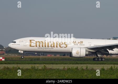 Amsterdam, Niederlande. Januar 2020. Emirates, Boeing 777-300er Verkehrsflugzeug landet auf dem Amsterdamer Flughafen Schiphol AMS in den Niederlanden. Die Fluggesellschaft mit Sitz in Dubai, UAE B777, ist ein Großraumflugzeug mit der Registrierung A6-EBM und 2x großen GE90-Strahltriebwerken. Kredit: Nik Oiko/SOPA Images/ZUMA Wire/Alamy Live News Stockfoto