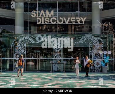 Bangkok, Thailand; 7. Januar 2020: Hauptzugang von Siam Discovery mit Menschen, die in und aus dem Einkaufszentrum gehen. Stockfoto