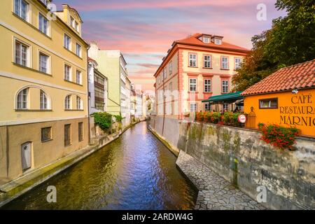 Bunte Gebäude, Kanäle, Cafés und Geschäfte im Gebiet der Kampa-Insel in der Nähe der kleinen Stadt Praha in Prag, Tschechien. Stockfoto