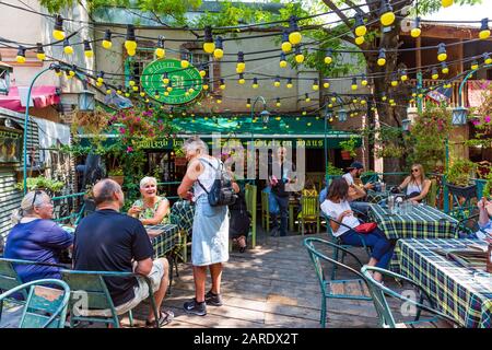 Tiflis, Georgien - 25. August 2019: Touristen, die ein Restaurant in einer Straße des historischen Stadtzeichens der georgischen Hauptstadt Tiflis in Osteuropa genießen Stockfoto