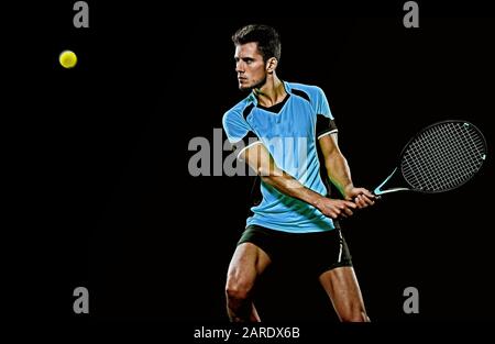 Ein kaukasischer junger Tennismann im Studio isoliert auf schwarzem Hintergrund Stockfoto
