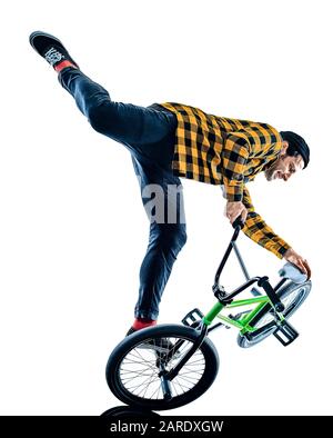 Ein junger kaukasischer Mann BMX-Fahrer Radfahrer Freestyle Akrobatic Stunt im Studio isoliert auf weißem Hintergrund Stockfoto