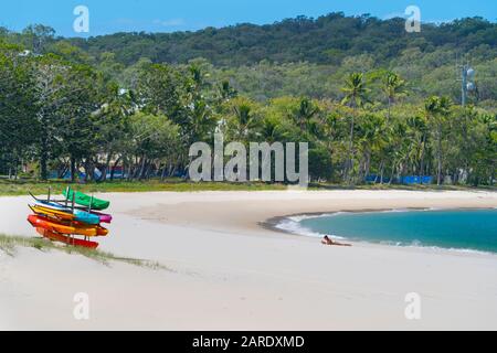 Bunte Kajaks am Sandstrand auf Great Keppel Island, Queensland Stockfoto