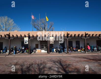 Einheimische amerikanische Künstler verkaufen ihre Kunstwerke im Portal des historischen Palastes der Gouverneure in Santa Fe, New Mexico. Stockfoto