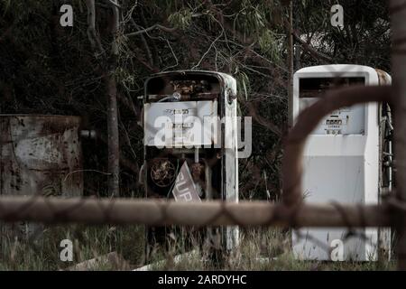 Ein mit einem Vorhängeschloss verriegeltes Tor für entschärfene Kraftstoffbowser im verlassenen Resort. Great Keppel Island, Queensland Stockfoto