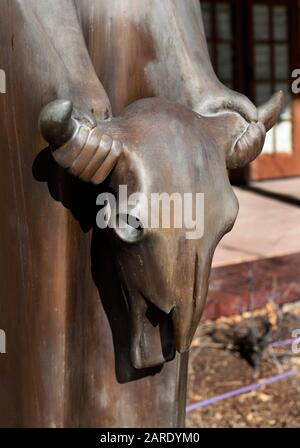 Eine Bronzeplastik eines amerikanischen Chefs von Chiricahua Apache Künstler Allan Houser in Santa Fe, New Mexico. Stockfoto