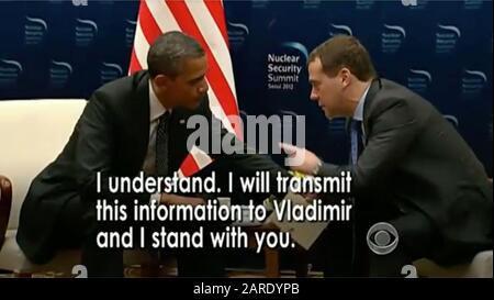 Washington, Vereinigte Staaten Von Amerika. Januar 2020. In diesem Bild des Fernsehens des US-Senats spricht US-Präsident Barack Obama mit Premierminister Dmitrij Medwedev aus Russland in dieser von Eric Herschmann verwendeten Grafik. Rat an den Präsidenten, während er seine Präsentation während des Amtsenthebungsversuchs gegen US-Präsident Donald J. Trump im US-Senat im US-Kapitol in Washington, DC am Montag, 27. Januar 2020 vornimmt.obligatorische Gutschrift: US-Senatsfernsehen über CNP - Nutzung Worldwide Credit: Dpa/Alamy Live News Stockfoto