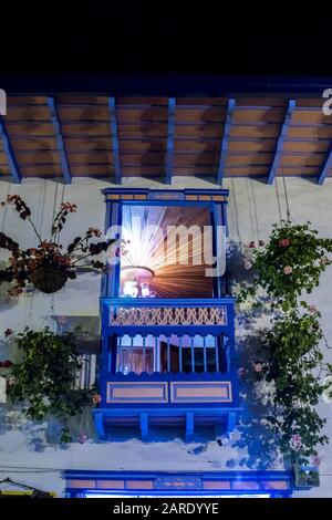 Traditioneller Balkon.Straßen Gemeinde Salento Quindio. In den kolumbianischen Anden liegt eine Stadt mit traditioneller Architektur. Cocora Valley, ho Stockfoto