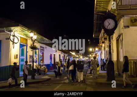 Streets Gemeinde Salento Quindio. In den kolumbianischen Anden liegt eine Stadt mit traditioneller Architektur. Cocora Valley, die Heimat der Palm of Ce Stockfoto