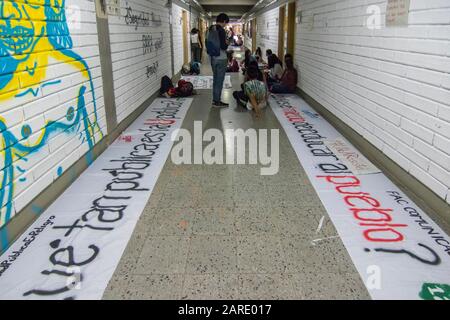 Studenten der Universität Antioquia bereiten Paradebanner für den märz des 10. Oktober 2018 vor.Die Studentenbewegung forderte eine größere Investition Stockfoto