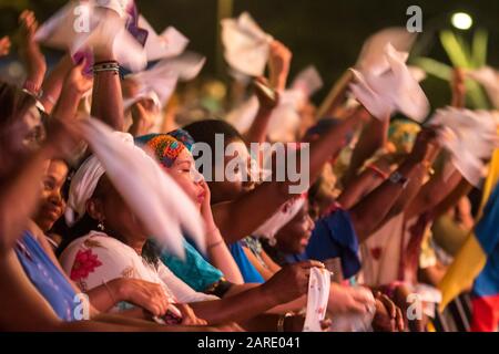 Afro-kolumbianische Menschen tanzen, singen und genießen während eines Konzerts traditioneller Musik des kolumbianischen Pazifiks.The Petronio Alvarez Festival isl d Stockfoto