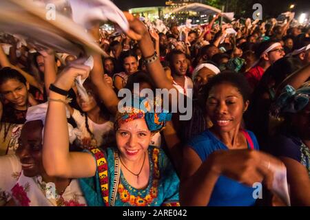 Afro-kolumbianische Menschen tanzen, singen und genießen während eines Konzerts traditioneller Musik des kolumbianischen Pazifiks.The Petronio Alvarez Festival isl d Stockfoto