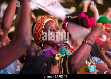 Afro-kolumbianische Menschen tanzen, singen und genießen während eines Konzerts traditioneller Musik des kolumbianischen Pazifiks.The Petronio Alvarez Festival isl d Stockfoto