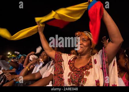 Afro-kolumbianische Menschen tanzen, singen und genießen während eines Konzerts traditioneller Musik des kolumbianischen Pazifiks.The Petronio Alvarez Festival isl d Stockfoto