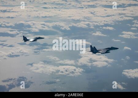 Zwei F-15C Eagles der 67. Fighter Squadron fliegen während Der Übung Westpac Rumrunner 10. Januar 2020 von der Kadena Air Base, Japan. Die neue Trainingsübung wurde für das Team Kadena Airmen entwickelt, um die Letalität und Interoperabilität zu verbessern und Betriebskonzepte weiterzuentwickeln, um sicherzustellen, dass multifähige Airmen in der Lage sind, die Kampfkraft zu erzeugen. (USA Luftwaffenfoto von Senior Airman Matthew Seefeldt) Stockfoto