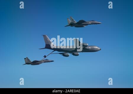 Zwei F-15C Eagles der 67. Fighter Squadron tanken mit einem KC-135 Stratotanker der 909th Air Refueling Squadron, 10. Januar 2020, während Der Übung Westpac Rumrunner von der Kadena Air Base, Japan. Übungen wie Rumrunner nutzen agile Kampfflugsche-Konzepte, um sicherzustellen, dass die nach vorne eingesetzten Kräfte bereit sind, Partner, Verbündete und US-Interessen zu schützen und zu verteidigen. (USA Luftwaffenfoto von Senior Airman Matthew Seefeldt) Stockfoto