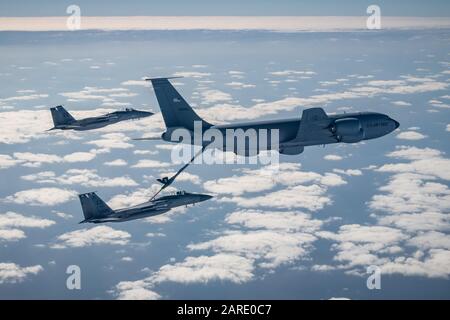 Zwei F-15C Eagles der 44th Fighter Squadron tanken mit einem KC-135 Stratotanker der 909th Air Refueling Squadron, 10. Januar 2020, während Der Übung Westpac Rumrunner aus der Kadena Air Base, Japan. Die Übung bot Kadena Airmen die Möglichkeit, eine Vielzahl von Fähigkeiten zu üben, zusätzlich zur Zusammenarbeit mit gemeinsamen Partnern in der Armee, Marine und Marine Corps. (USA Luftwaffenfoto von Senior Airman Matthew Seefeldt) Stockfoto