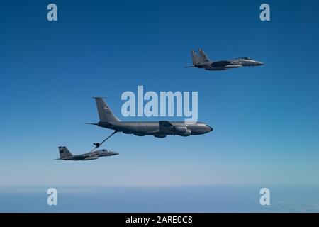 Zwei F-15C Eagles der 44th Fighter Squadron tanken mit einem KC-135 Stratotanker der 909th Air Refueling Squadron, 10. Januar 2020, während Der Übung Westpac Rumrunner aus der Kadena Air Base, Japan. Die neue Trainingsübung wurde für das Team Kadena Airmen entwickelt, um die Letalität und Interoperabilität zu verbessern und Betriebskonzepte weiterzuentwickeln, um sicherzustellen, dass multifähige Airmen in der Lage sind, die Kampfkraft zu erzeugen. (USA Luftwaffenfoto von Senior Airman Matthew Seefeldt) Stockfoto