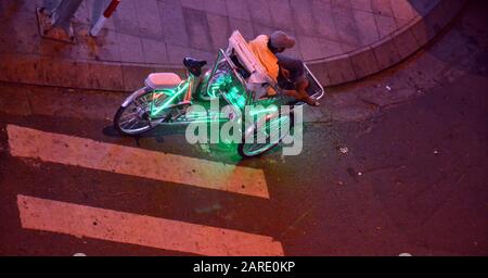 Ein Blick auf ein Beleuchtetes Fahrradtaxi oder eine dreirädrige Rikscha in der Nacht im Badeort Nha Trang in Vietnam, Südostasien, Indochina, Asien. Fahrradtaxis werden nun motorunterstützt und Kosten etwa 25.000 vietnamesische Dong oder etwa 1 Dollar pro Kilometer. Stockfoto