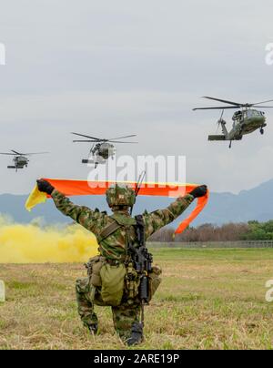 Fallschirmjäger der US-Armee, die dem 1st Battalion, 325th Parachute Infantry Regiment, 2nd Brigade Combat Team, 82nd Airborne Division und der National Army of Colombia zugeteilt wurden, führen eine taktische Bodenübung durch, die die Sicherung eines Flugplatzes auf der Tolemaida Air Base, Nilo, Kolumbien am 25. Januar 2020 simulieren soll. Diese Übung zeigt die Betriebsbereitschaft und die verbesserte Interoperabilität mit den Airborne Operations. (USA Armee-Foto von Spc. Edward Randolph) Stockfoto