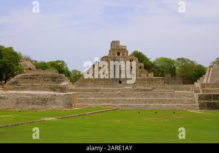 Eine Treppe führt hinauf zum großen Akropolis-Viereck der alten Maya-Stadt Edzna, Mexiko, dem hoch aufragenden Tempel Der Fünf Geschichten, der von eingerahmt wird Stockfoto