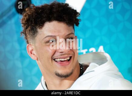 East Rutherford, Vereinigte Staaten. Januar 2020. Quarterback Patrick Mahomes #15 der Kansas City Chefs spricht die Medien während der Super Bowl LIV Opening Night, die BOLT24 am Montag, 27. Januar 2020 in Miami, Florida präsentiert hat. Die Kansas City Chefs werden am Sonntag, 2. Februar 2020, die San Francisco 49ERS im Super Bowl LIV spielen. Foto von Kevin Dietsch/UPI Credit: UPI/Alamy Live News Stockfoto