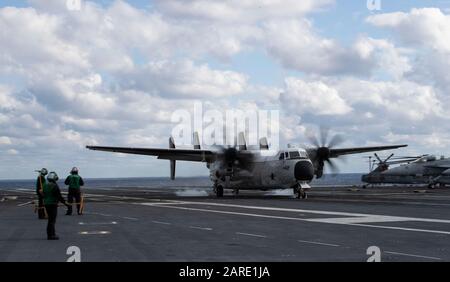 Atlantischer OZEAN (Januar 26, 2020) LANDET EIN C-2A Greyhound, dem Air Test and Evaluation Squadron (VX) 20 zugeordnet, auf dem Flugdeck von USS Gerald R. Ford (CVN 78). Ford führt derzeit Tests Zur Kompatibilität Von Flugzeugen durch, um seine EMALS (Electrosmagnetic Aircraft Launch Systems) und AAG (Advanced Arresting Gear) weiter zu testen. (USA Navy-Foto von Mass Communication Specialist Seaman Apprentice Riley McDowell) Stockfoto