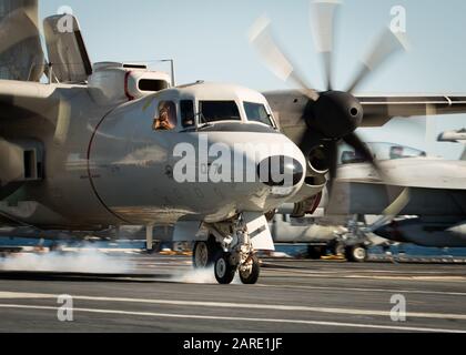 Atlantischer OZEAN (Januar 25, 2020) LANDET EINE E-2D Hawkeye, die der Air Test and Evaluation Squadron (VX) 20 zugeordnet ist, an Bord des Flugdecks von USS Gerald R. Ford (CVN 78). Ford führt derzeit Tests Zur Kompatibilität Von Flugzeugen durch, um seine EMALS (Electrosmagnetic Aircraft Launch Systems) und AAG (Advanced Arresting Gear) weiter zu testen. (USA Navy-Foto von Mass Communication Specialist 3. Klasse Ryan Carter) Stockfoto