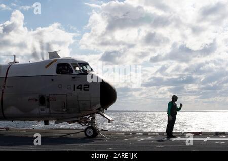 Atlantischer OZEAN (Januar 24, 2020) EINE C-2A Greyhound, der Air Test and Evaluation Squadron (VX) 20 zugeordnet, bereitet sich auf den Start vom Flugdeck der USS Gerald R. Ford (CVN 78) vor. Ford führt derzeit Tests Zur Kompatibilität Von Flugzeugen durch, um seine EMALS (Electrosmagnetic Aircraft Launch Systems) und AAG (Advanced Arresting Gear) weiter zu testen. (USA Navy-Foto von Mass Communication Specialist Seaman Apprentice Riley McDowell) Stockfoto