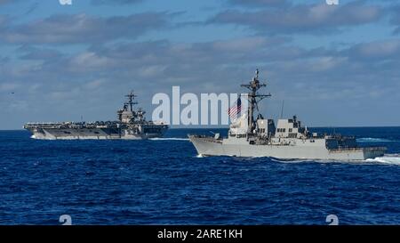 Pazifischer OZEAN (Jan. 25. 2020) Verließen der Flugzeugträger USS Theodore Roosevelt (CVN 71) und der Lenkflugkörperzerstörer der Arleigh-Burke-Klasse USS Pinckney (DDG 91) den Pazifischen Ozean am 25. Januar 2020. Die Theodore Roosevelt Carrier Strike Group befindet sich auf einem planmäßigen Einsatz im Indopazifik. (USA Navy Foto von Mass Communication Specialist 3rd Class Sean Lynch) Stockfoto