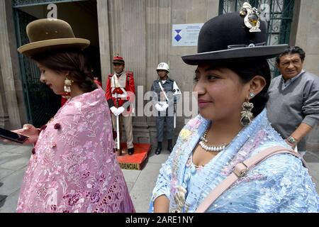 La Paz, LA PAZ, BOLIVIEN. Januar 2020. Zwei indigene andenfrauen, genannt "Cholitas", steigen nach einer Erklärung des bolivianischen temporären Präsidenten AÃ±EZ aus dem Präsidentenpalast in La Paz, Bolivien aus, um ein Gesetz zur Bewahrung der Identität "Cholas" als bolivianisches unmaterielles und kulturelles Erbe zu schaffen, Gegen Rassen- und Arbeitsdiskriminierungen und für Wiedereinflassenschaften ländlicher und Mestizen Frauen. Kredit: Christian Lombardi/ZUMA Wire/Alamy Live News Stockfoto