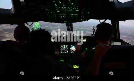 Eine C-17 Globemaster III-Luftbesatzung, die der 3rd Airlift Squadron, Dover Air Force Base, Del. Zugeordnet ist, führt während der Übung Agile Lion, 16. Januar 2020, Operationen auf niedriger Ebene durch. Übung Agile Lion testete die Fähigkeiten von Airmen von Dover AFB und Seymour Johnson AFB, um eine mobile Befehls- und Kontrolleinrichtung in einer simulierten strengen Umgebung einzurichten. (USA Air Force Foto von Tech. Sgt. Esteban Esquivel) Stockfoto