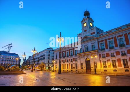 Madrid Spanien, nächtliche Skyline der Stadt Puerta del Sol und Uhrturm des Sonnentors Stockfoto