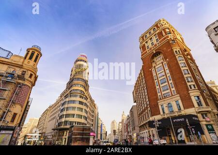 Madrid Spanien, die Skyline der Stadt an der berühmten Einkaufsstraße Gran Via Stockfoto