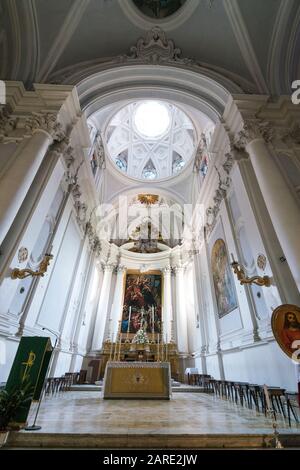 Asciano, Italien - 22. Juni 2017: Die dramatische barocke Kirche wurde 1772 im Kloster Oliveto, Abtei Monte Oliveto Maggiore, renoviert Stockfoto